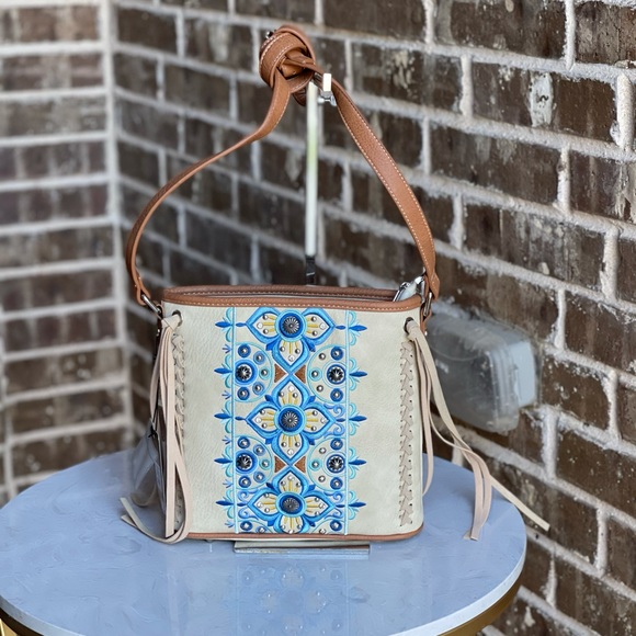 Montana West Handbags - Montana West Embroidered Collection Crossbody